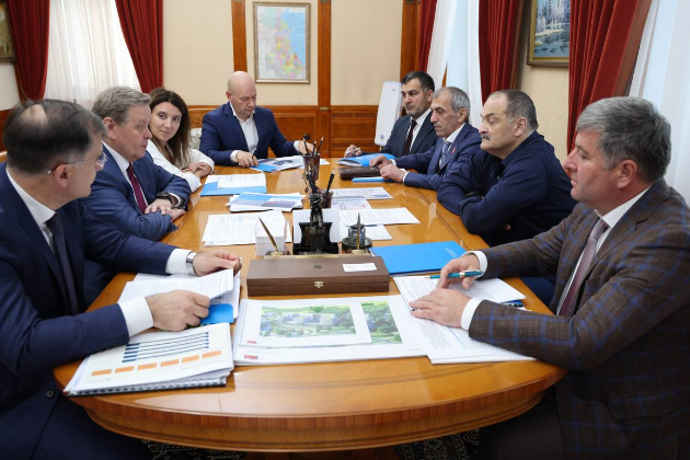 Сергей Меликов и Евгений Эберенц обсудили повышение доступности финансовых услуг и сервисов в Дагестане