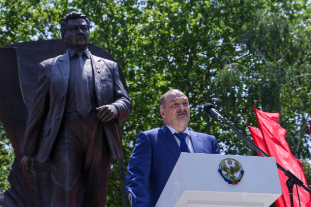 В Махачкале открыли памятник почетному Председателю Госсовета РД Магомедали Магомедову