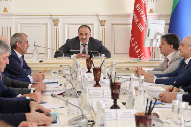 Сергей Меликов провел совещание по снижению дорожных заторов в Махачкале и обеспечению безопасности на дорогах Дагестана