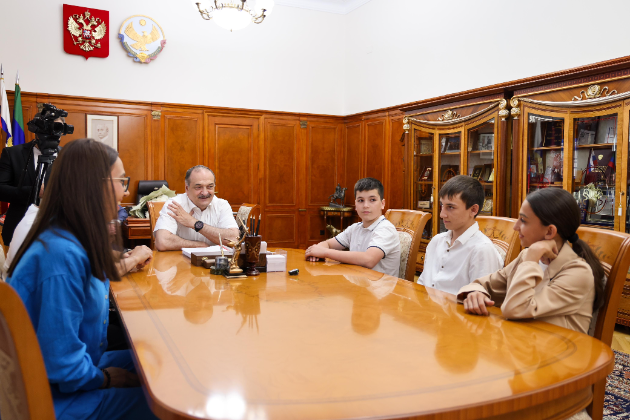 Сергей Меликов накануне Дня молодежи встретился с отличившимися дагестанскими детьми