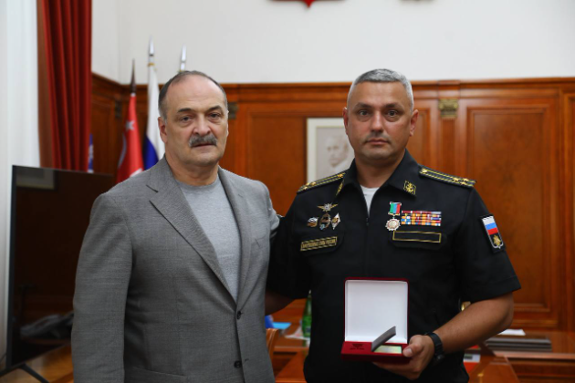 Сергей Меликов наградил офицера Каспийской флотилии