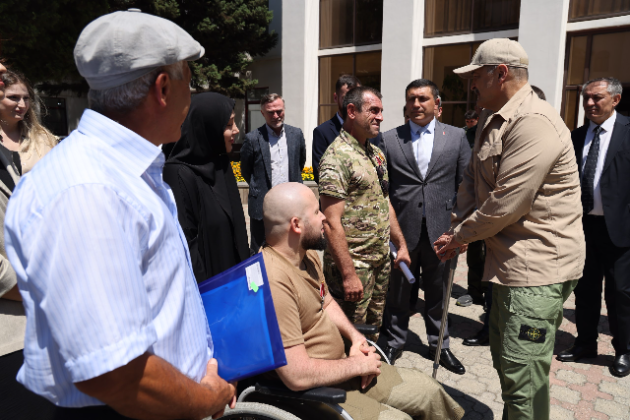 Сергей Меликов передал новые адаптированные автомобили ветеранам СВО