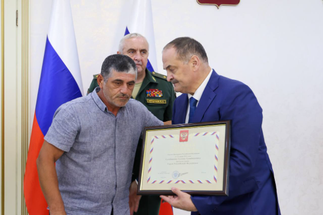 Сергей Меликов передал «Золотую звезду» родителям Героя России Султана Сулейманова