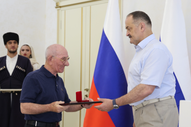 Сергей Меликов вручил госпремии отличившимся дагестанцам