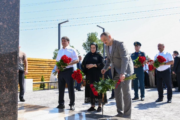 Помним и скорбим: Сергей Меликов открыл мемориал погибшим при взрыве в Карамане