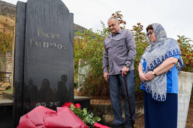 Глава Дагестана Сергей Меликов возложил цветы к могиле Расула Гамзатова