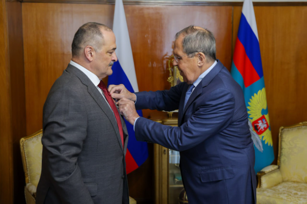 Сергей Лавров наградил главу Дагестана нагрудным знаком МИД России