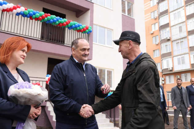 В Каспийске вручили ключи от новых квартир участникам программы переселения из аварийного жилья