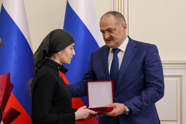 За мужество на поле боя: Сергей Меликов передал родным офицера Абдурахмана Кучакаева орден «За заслуги перед Республикой Дагестан»