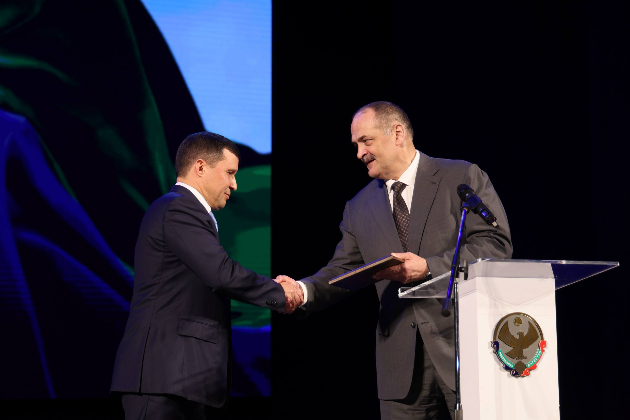 Сергей Меликов поздравил дагестанских налоговиков с 35-летием Федеральной налоговой службы