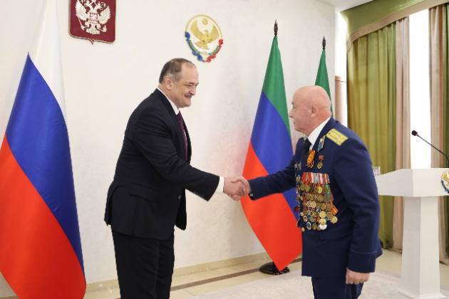 Сергей Меликов наградил отличившихся дагестанцев