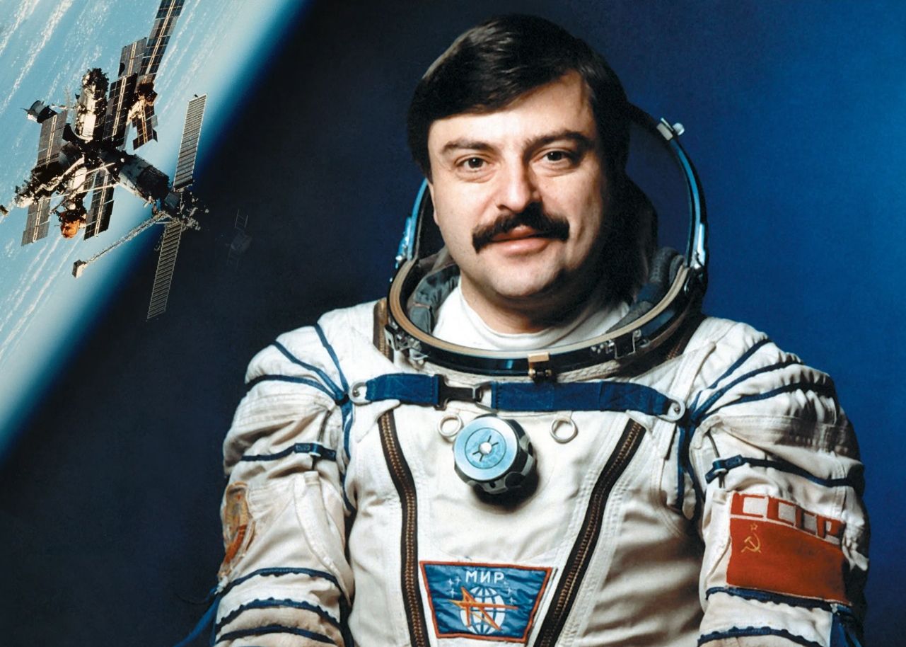 75-летний юбилей отмечает Герой Советского Союза, лётчик-космонавт Муса Манаров