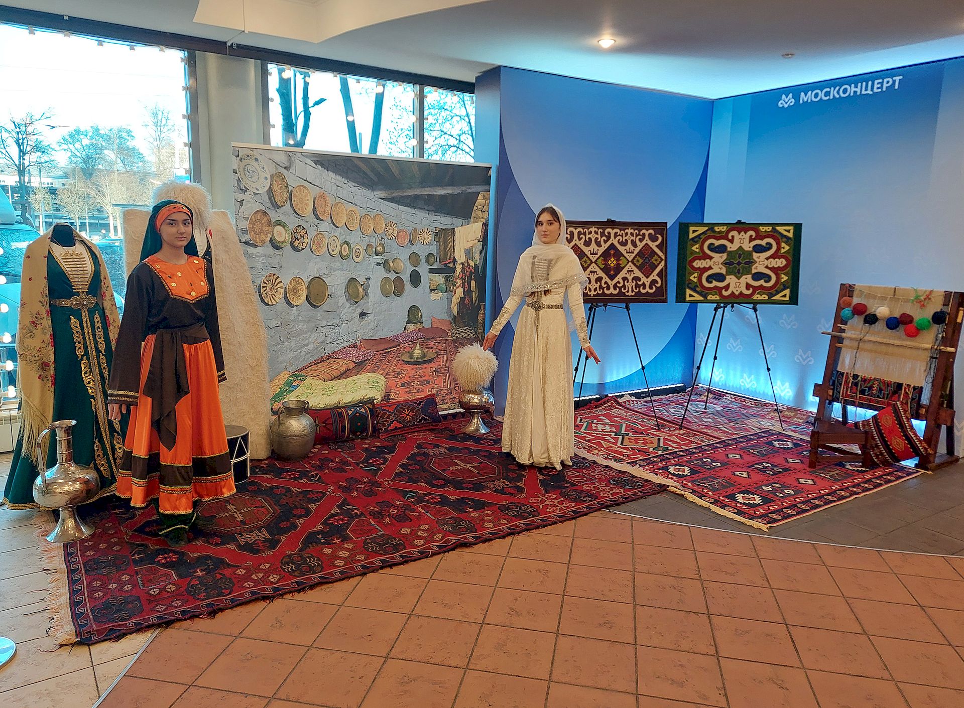 Постпредство Дагестана представило красочную экспозицию в ходе благотворительного концерта в помощь пострадавшим в Республике Дагестан