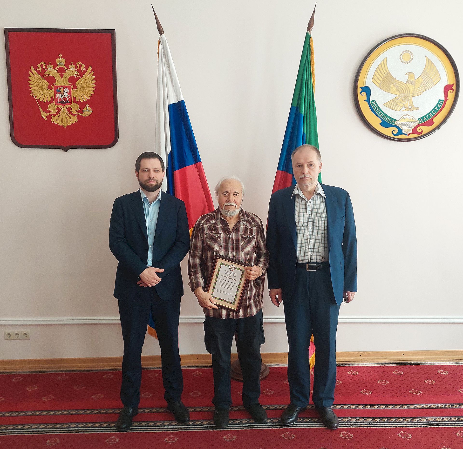 В Постпредстве Дагестана поздравили заслуженного художника Олега Пирбудагова с 80‑летием