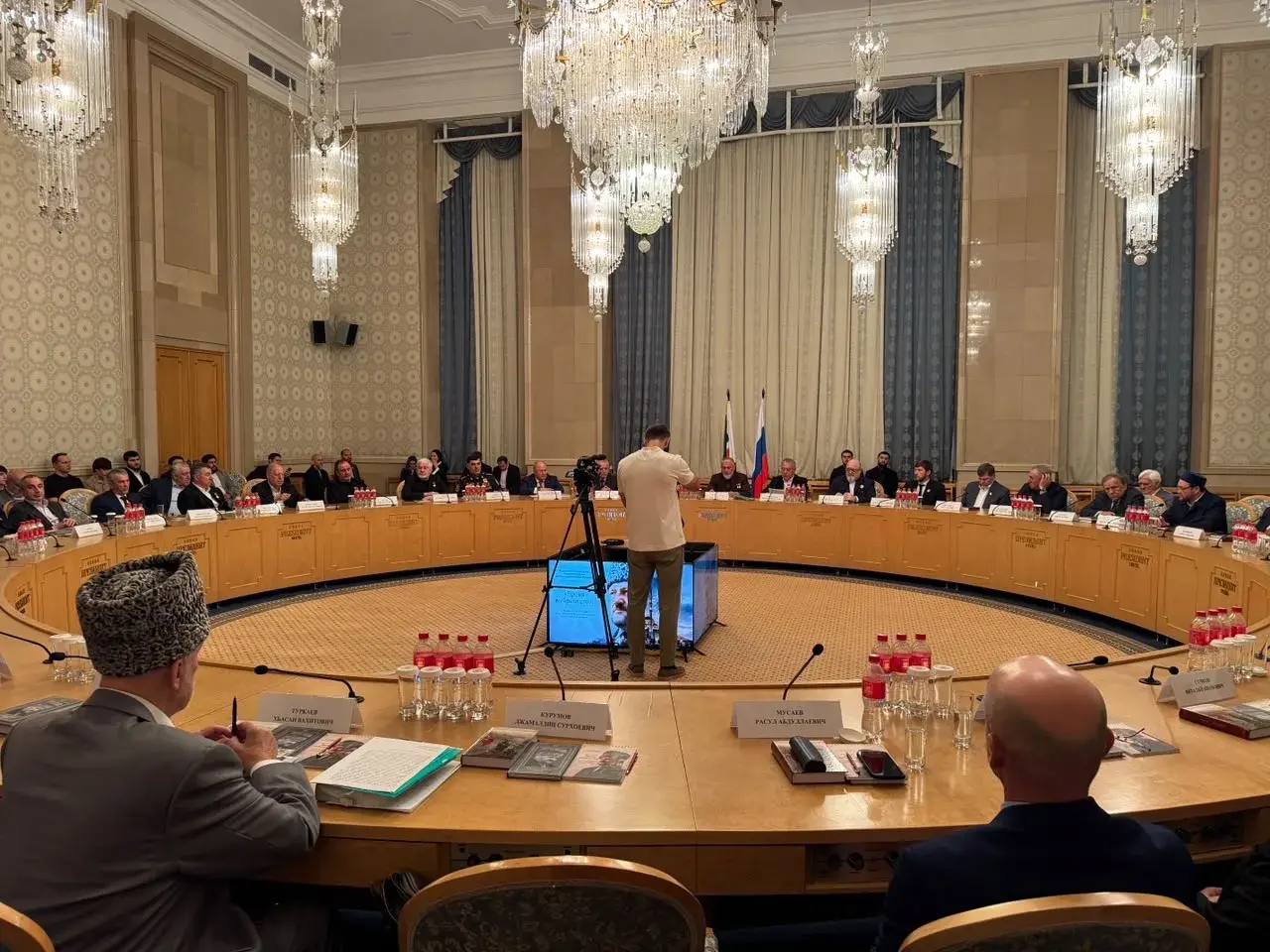 Представители руководства Постпредства Дагестана приняли участие в круглом столе «Время выбрало его», посвящённом 75-летию со дня рождения Ахмата-Хаджи Кадырова