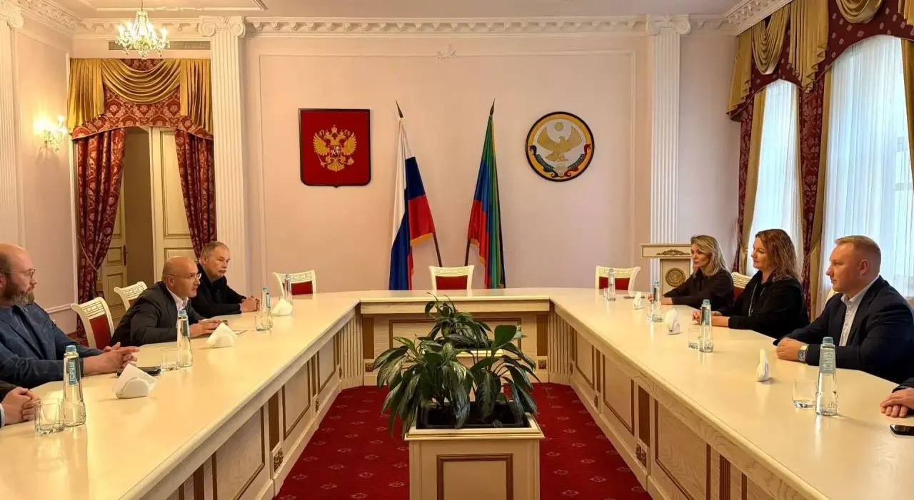«В трудный момент рядом с Дагестаном»: вручены благодарственные письма Главы Республики Дагестан представителям «Яндекса» и «Магнита»