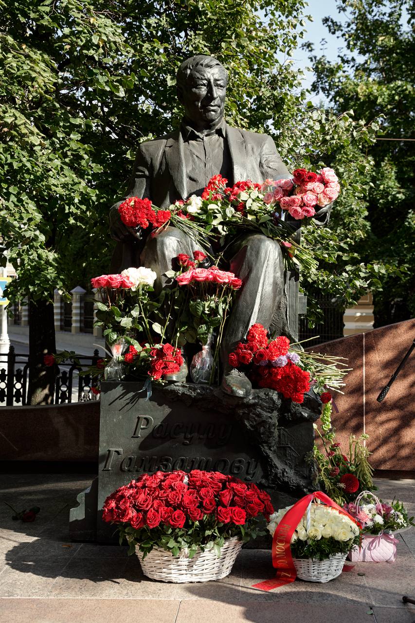 В Москве почтили память Расула Гамзатова: дань уважения великому поэту