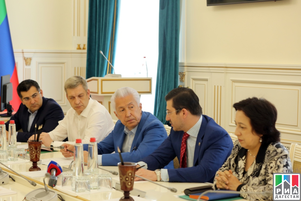 Глава Дагестана провел совещание по проекту "150 школ"
