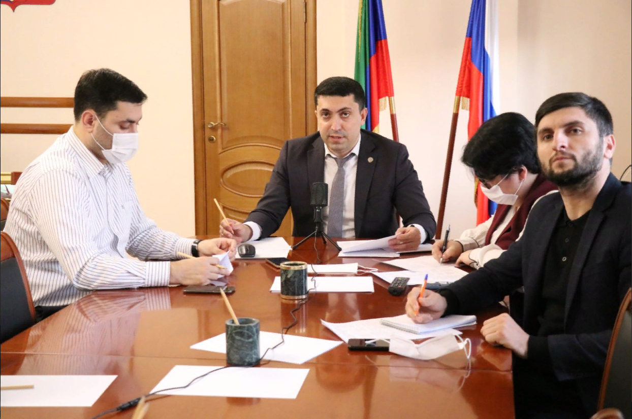 Министр по делам молодежи Дагестана провел видеоконференцию с руководителями дагестанских молодежных общественных организаций и сообществ в Москве