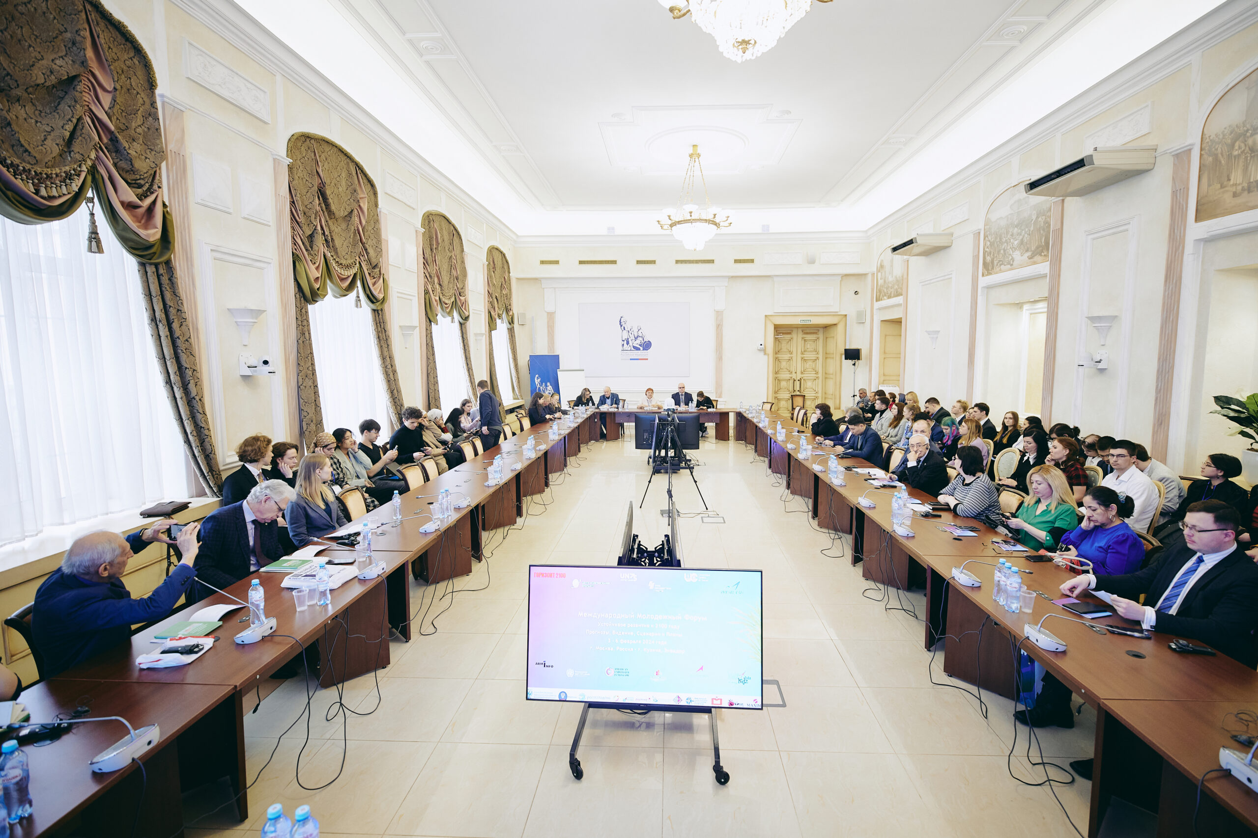 Студентку из Дагестана наградили в Общественной палате Российской Федерации