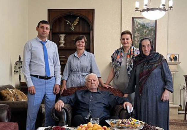 В день юбилея Зулгижат Магомедове доставили цветы и вручили поздравительный адрес от Главы Дагестана Сергея Меликова