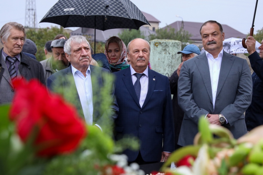 Сергей Меликов в день рождения Расула Гамзатова почтил память поэта