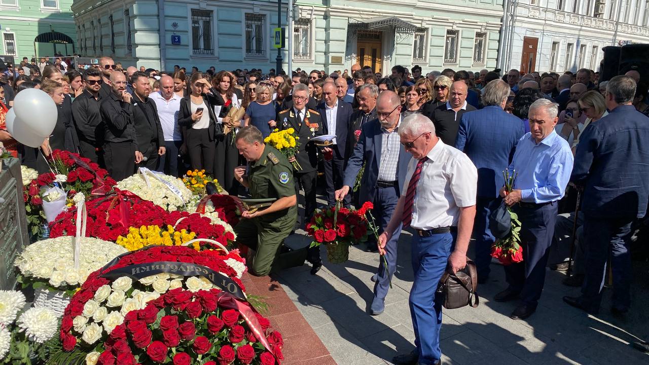 Представители Постпредства приняли участие в церемонии возложения цветов к памятникам жертвам терактов