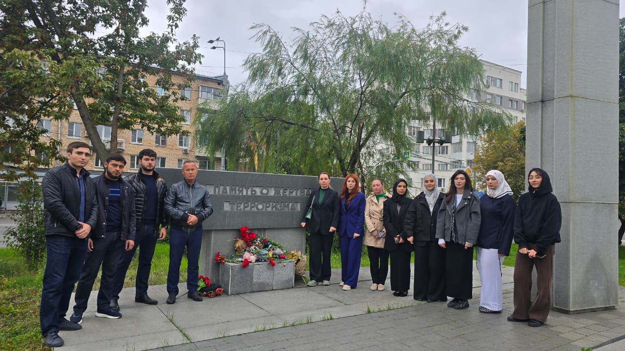 Сотрудники Постпредства вместе с дагестанскими студентами провели памятную акцию возложения цветов к памятнику жертвам теракта в театральном центре на Дубровке