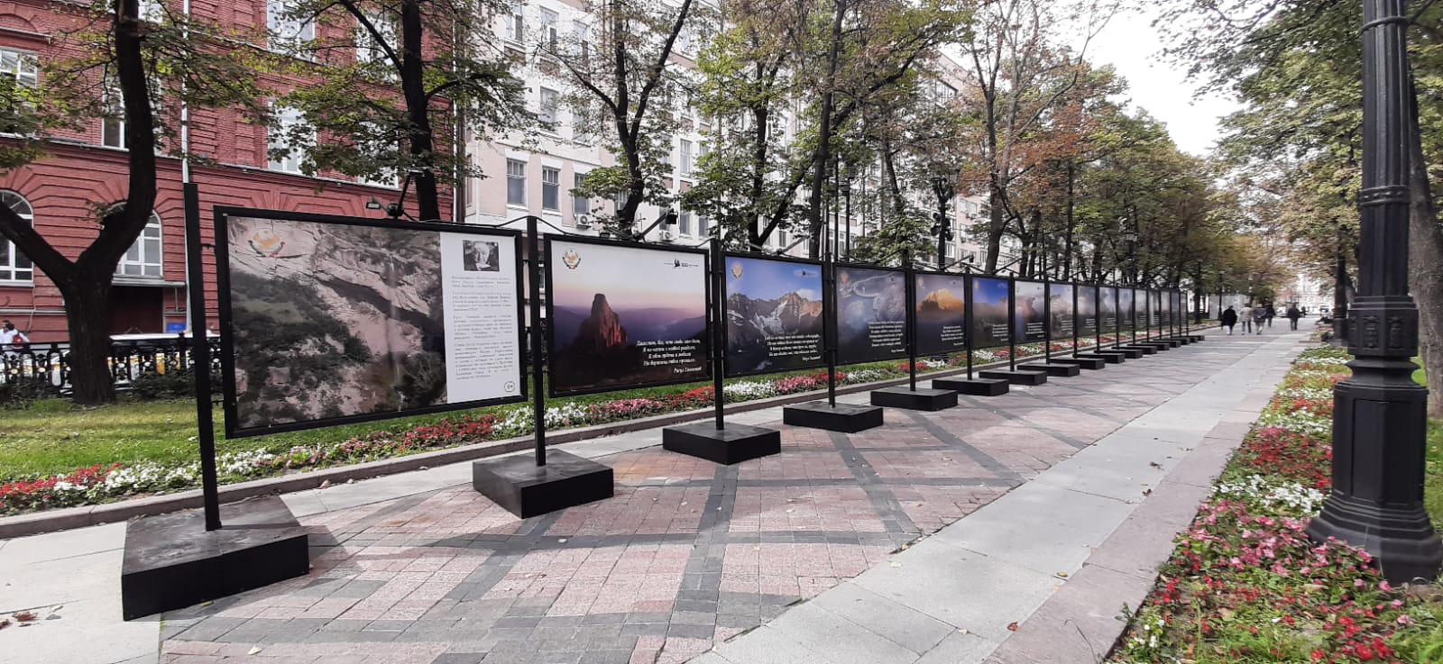 Фотовыставка на Никитском бульваре к 100-летию поэта Расула Гамзатова