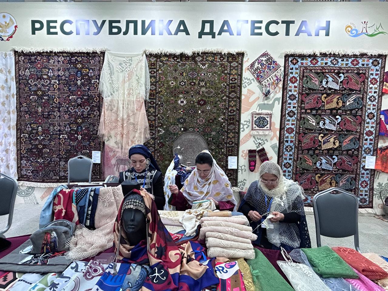 Сотрудники Постпредства Дагестана посетили VI художественно-промышленную выставку-форум «Уникальная Россия»