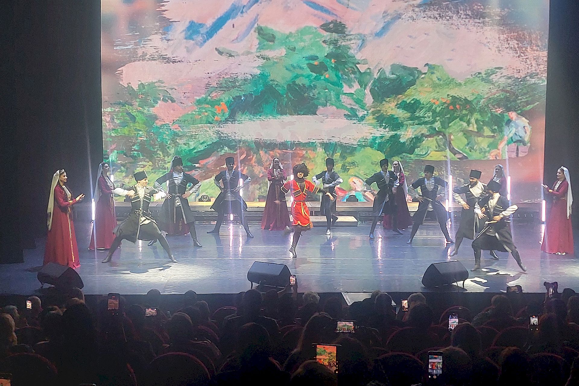 Постпредство Дагестана представило красочную экспозицию в ходе благотворительного концерта в помощь пострадавшим в Республике Дагестан