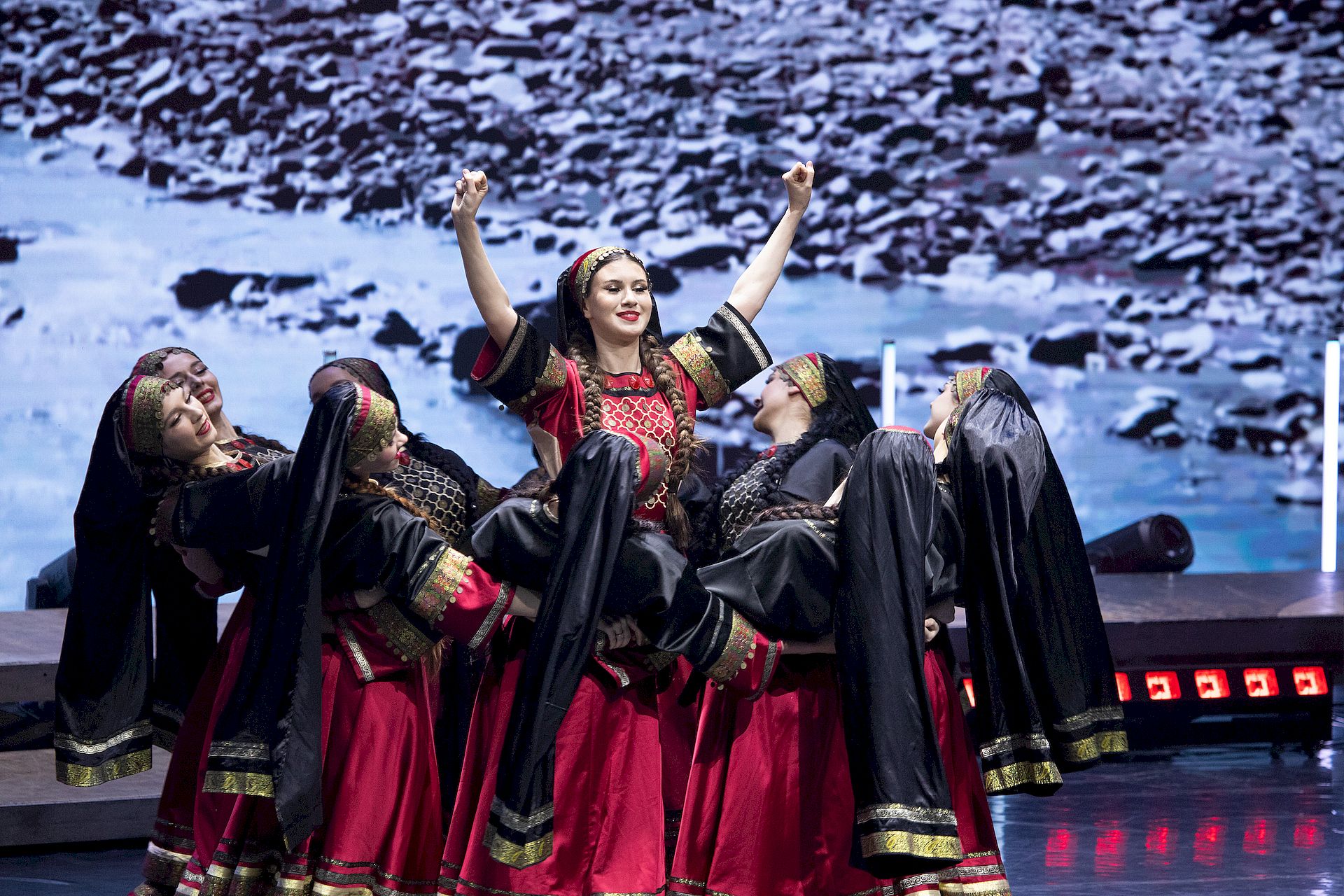 Постпредство Дагестана представило красочную экспозицию в ходе благотворительного концерта в помощь пострадавшим в Республике Дагестан