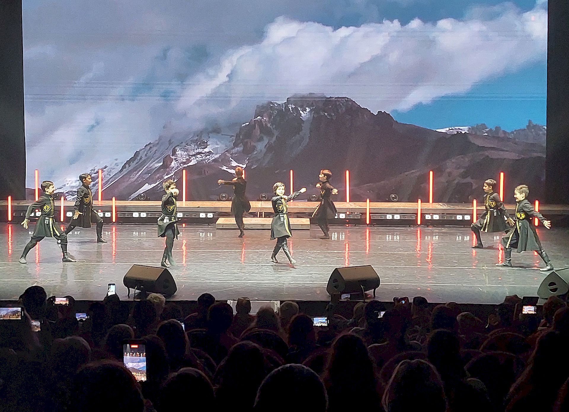 Постпредство Дагестана представило красочную экспозицию в ходе благотворительного концерта в помощь пострадавшим в Республике Дагестан