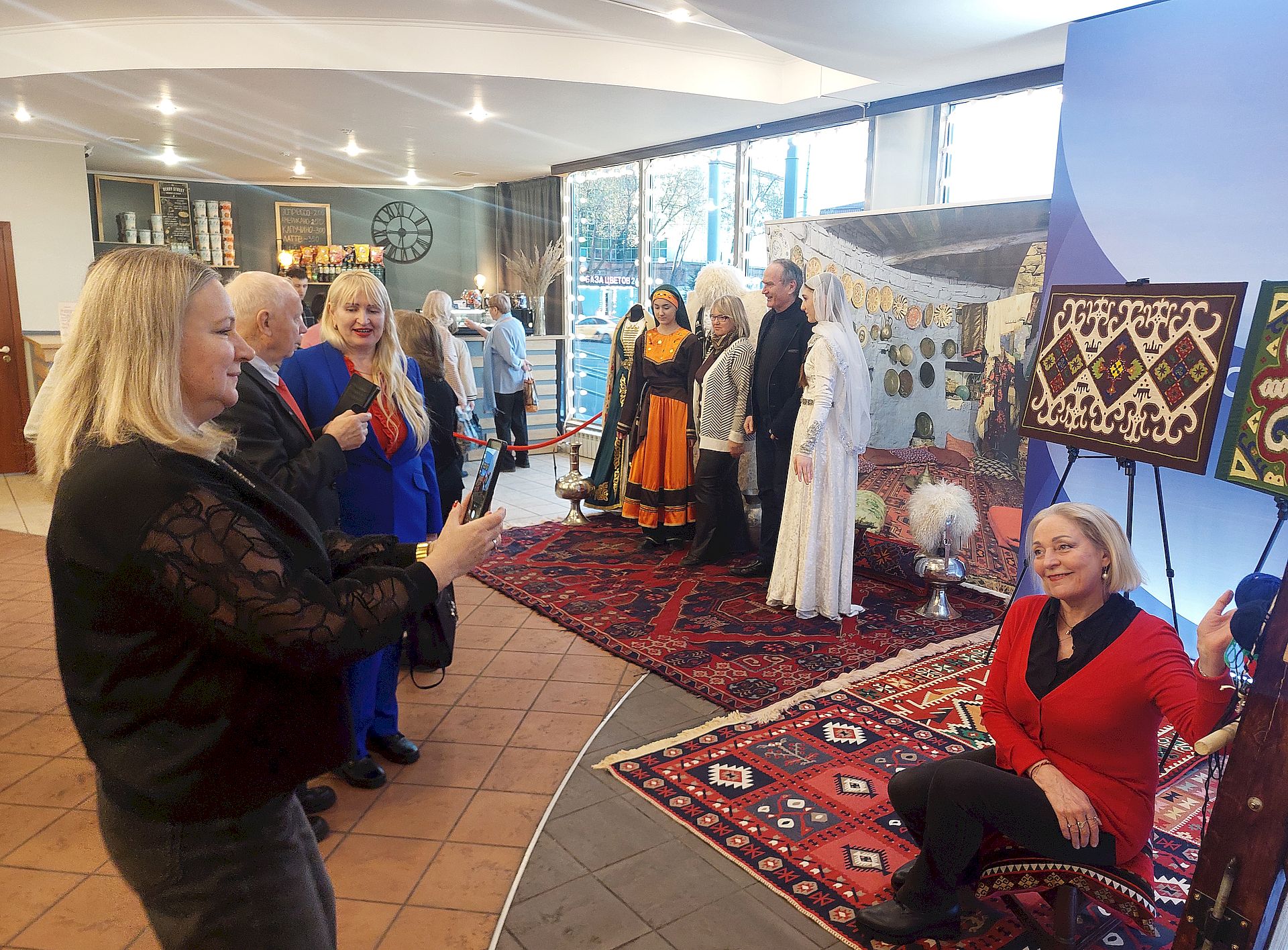 Постпредство Дагестана представило красочную экспозицию в ходе благотворительного концерта в помощь пострадавшим в Республике Дагестан