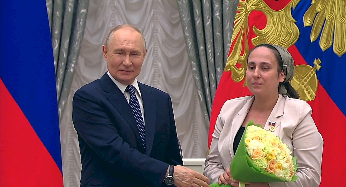 Президент России Владимир Путин вручил орден «Мать-героиня» уроженке Дагестана, матери двенадцати детей Бурлият Меджидовой