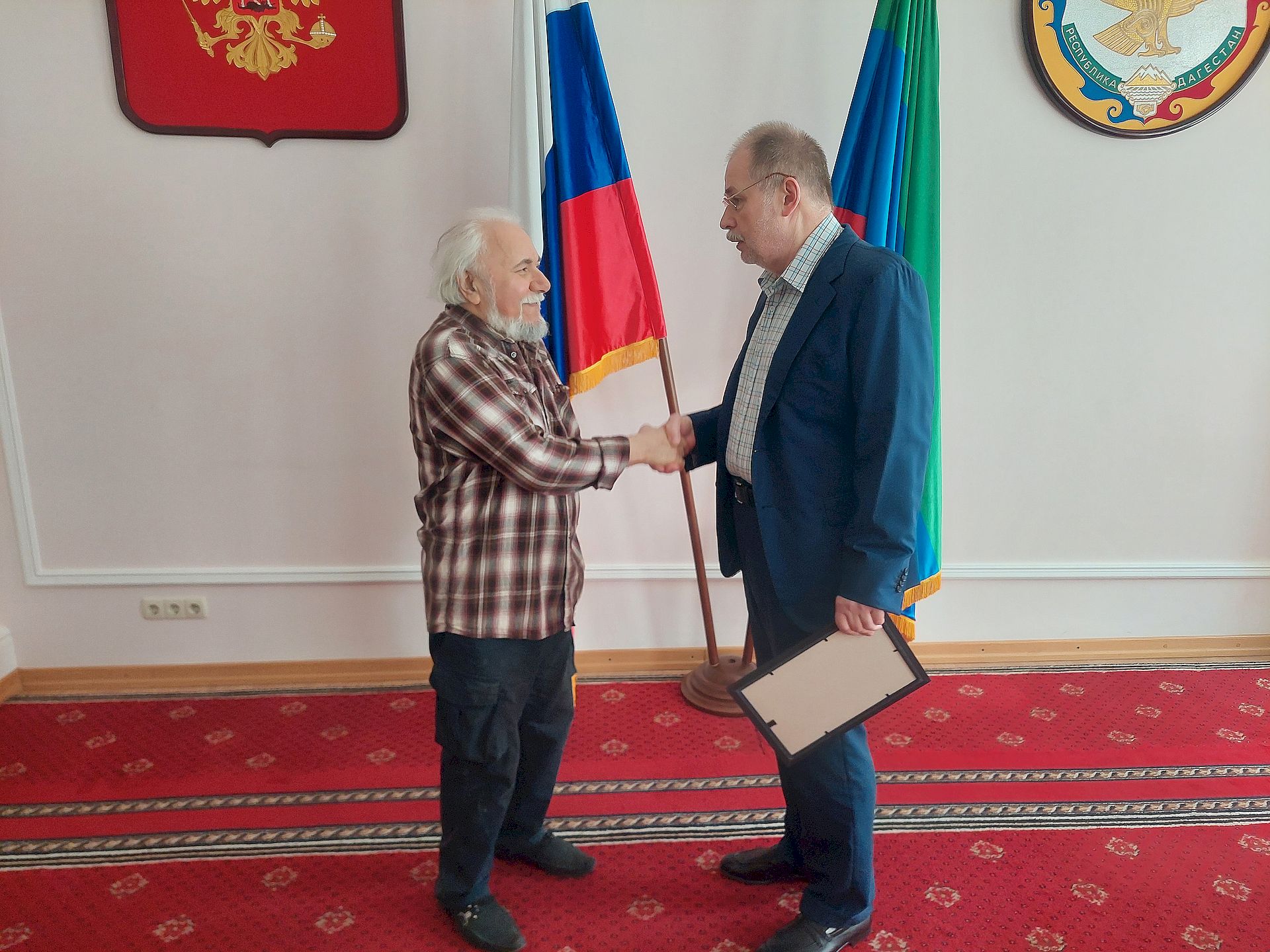 В Постпредстве Дагестана поздравили заслуженного художника Олега Пирбудагова с 80‑летием