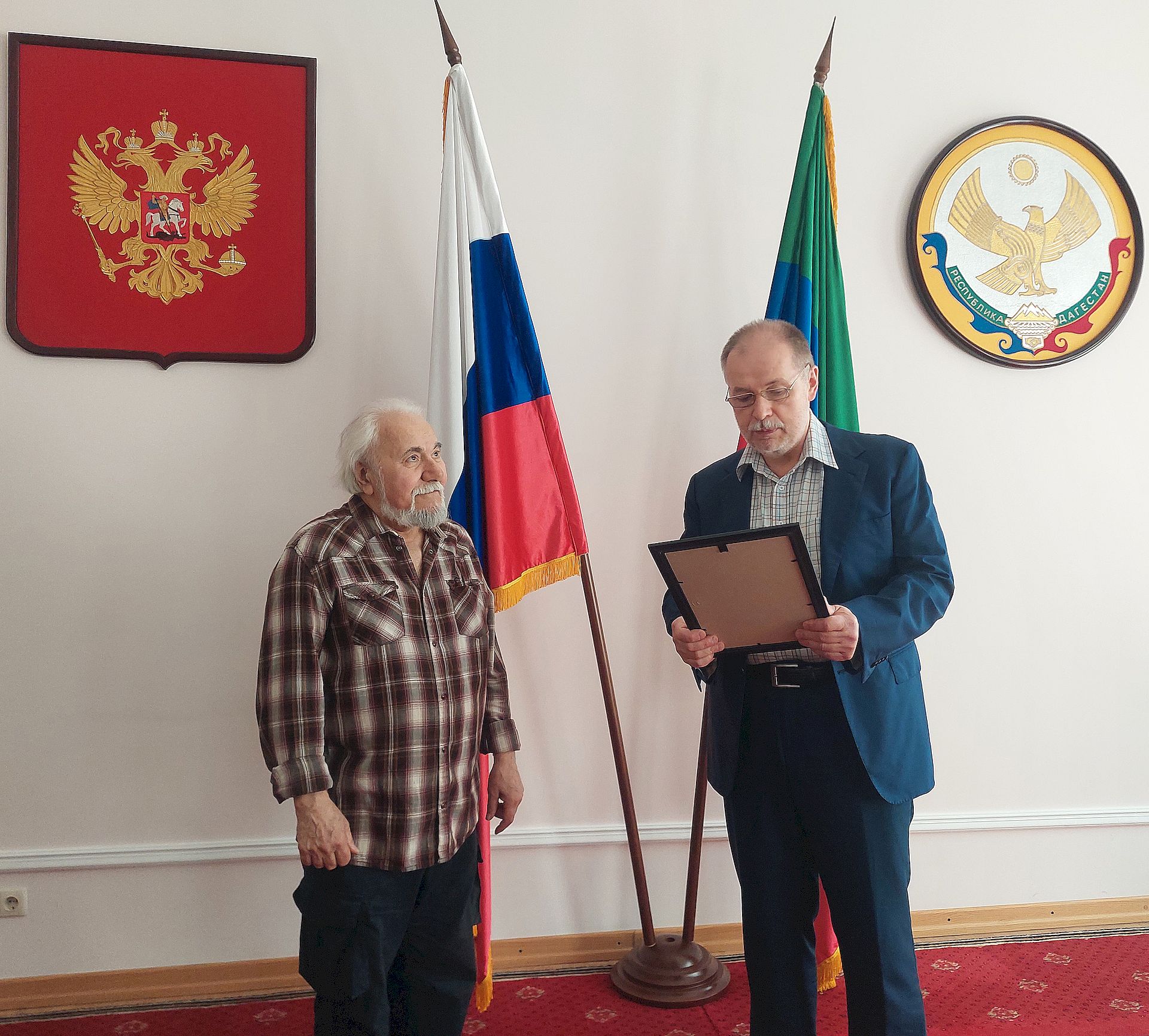 В Постпредстве Дагестана поздравили заслуженного художника Олега Пирбудагова с 80‑летием