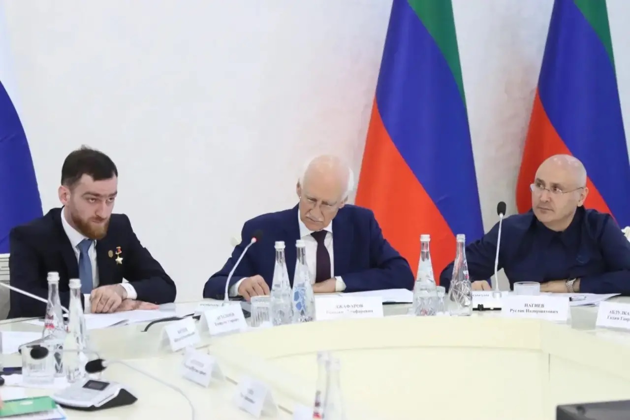 Руслан Нагиев выступил в республиканском Доме дружбы с докладом о деятельности Постпредства Дагестана
