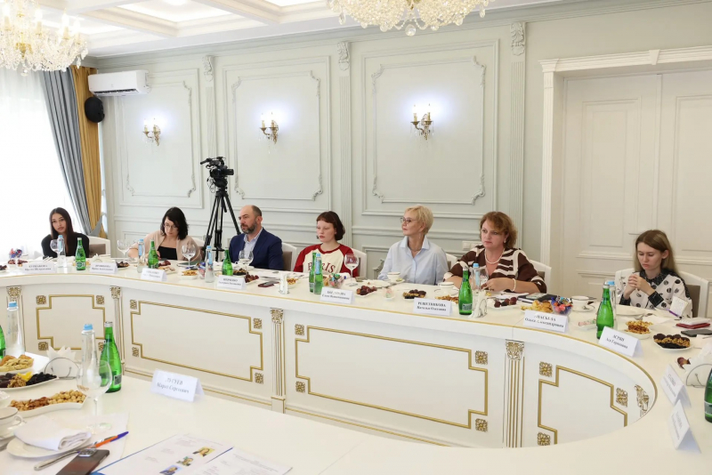 Открытый диалог: Фёдор Щукин провёл встречу с участниками пресс-тура «Море + горы»