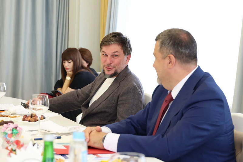 Открытый диалог: Фёдор Щукин провёл встречу с участниками пресс-тура «Море + горы»