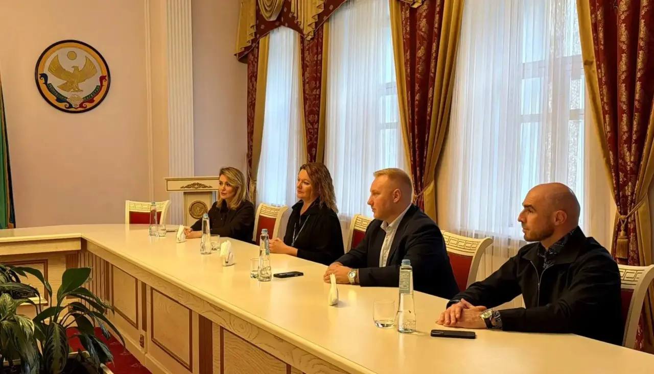 «В трудный момент рядом с Дагестаном»: вручены благодарственные письма Главы Республики Дагестан представителям «Яндекса» и «Магнита»