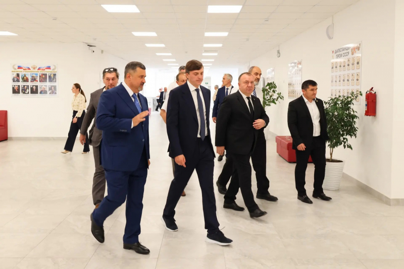 С участием Владимира Путина открыли новую школу в Дагестане