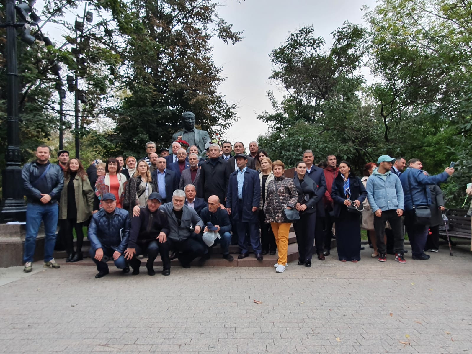 Возложение цветов к памятнику народному поэту Р. Гамзатову